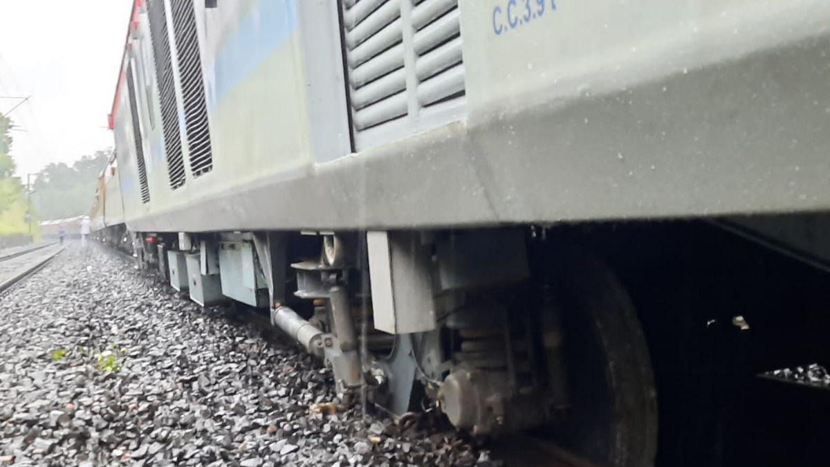 ट्रेन हुई बेपटरी ट्रेन हुई बेपटरी