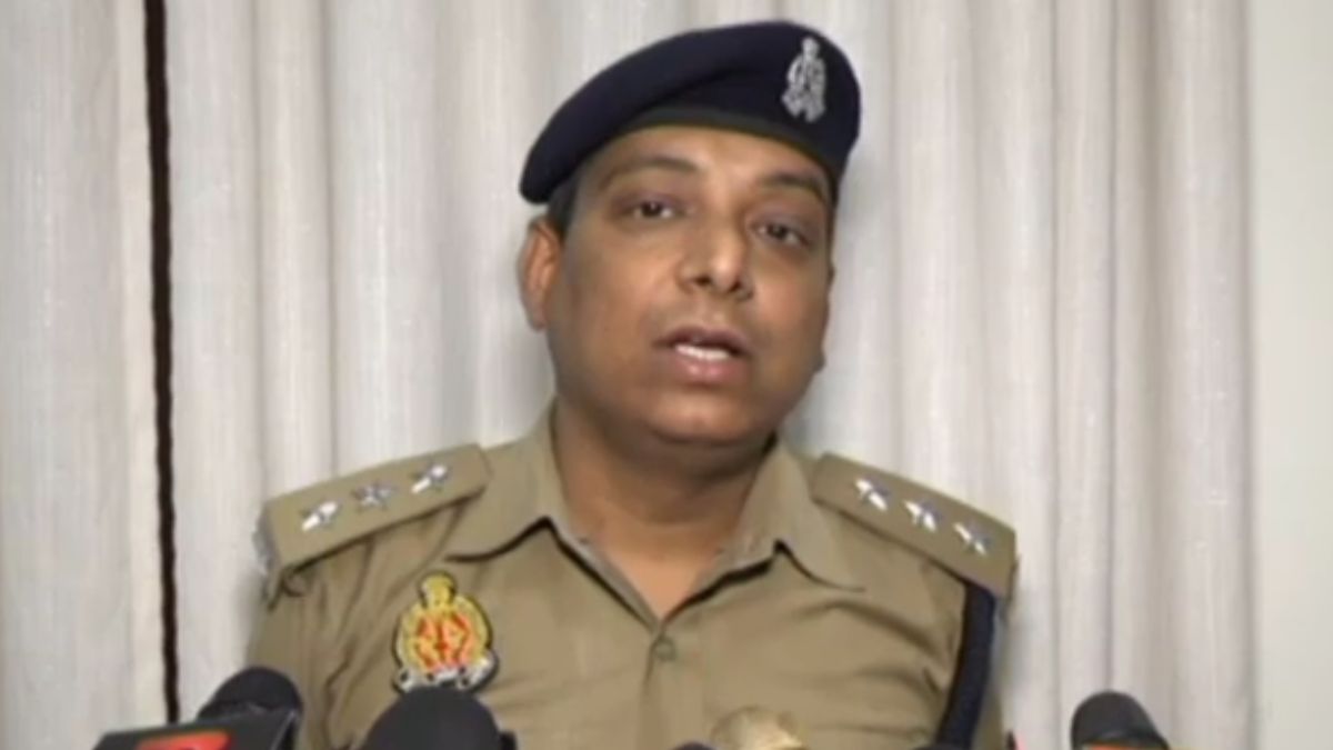 सोशल मीडिया पर कथित पुजारी द्वारा खुलेआम पशु की बलि देने का वीडियो वायरल सोशल मीडिया पर कथित पुजारी द्वारा खुलेआम पशु की बलि देने का वीडियो वायरल