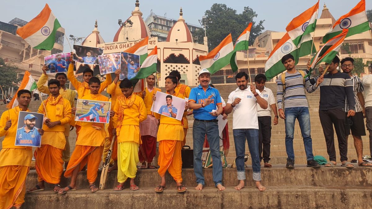 भारत की जीत के लिए संगम के लेटे हनुमान मंदिर में हुई विशेष आरती