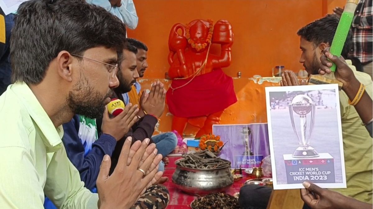 भारत की जीत के लिए संगम के लेटे हनुमान मंदिर में हुई विशेष आरती