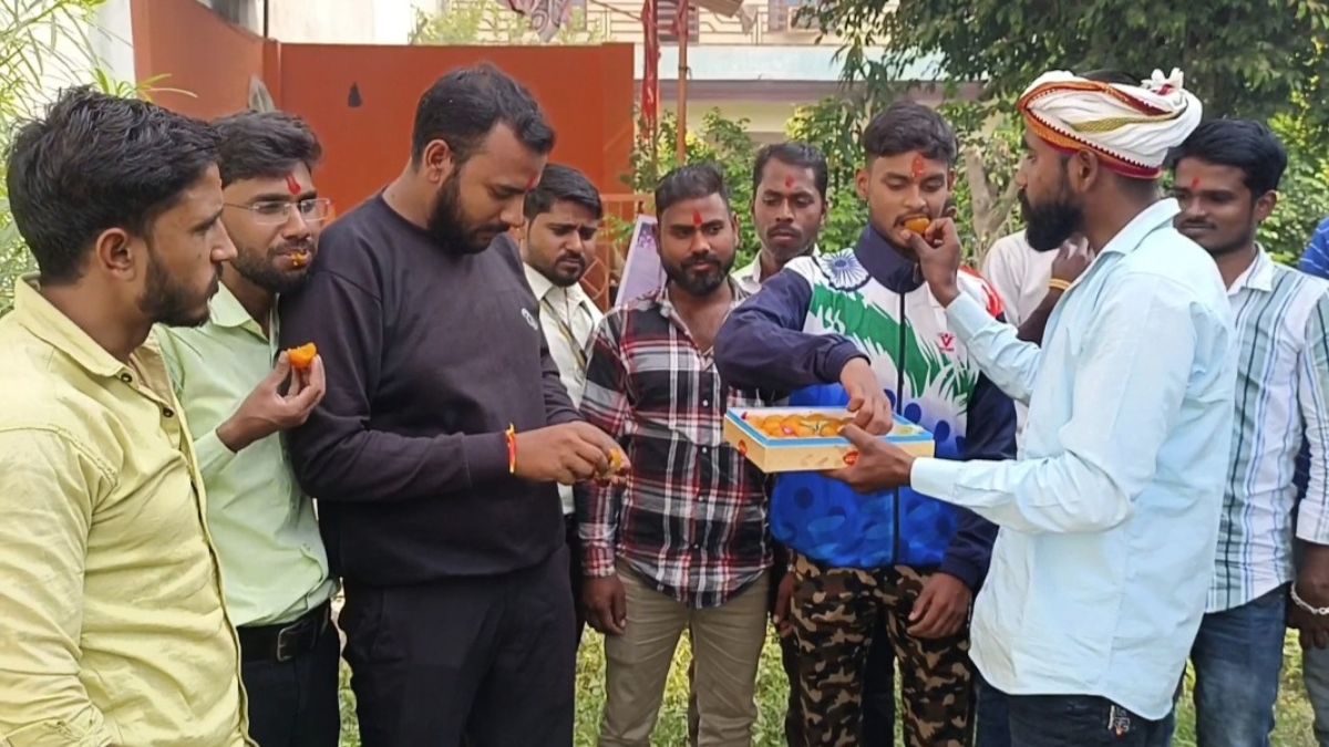 भारत की जीत के लिए संगम के लेटे हनुमान मंदिर में हुई विशेष आरती