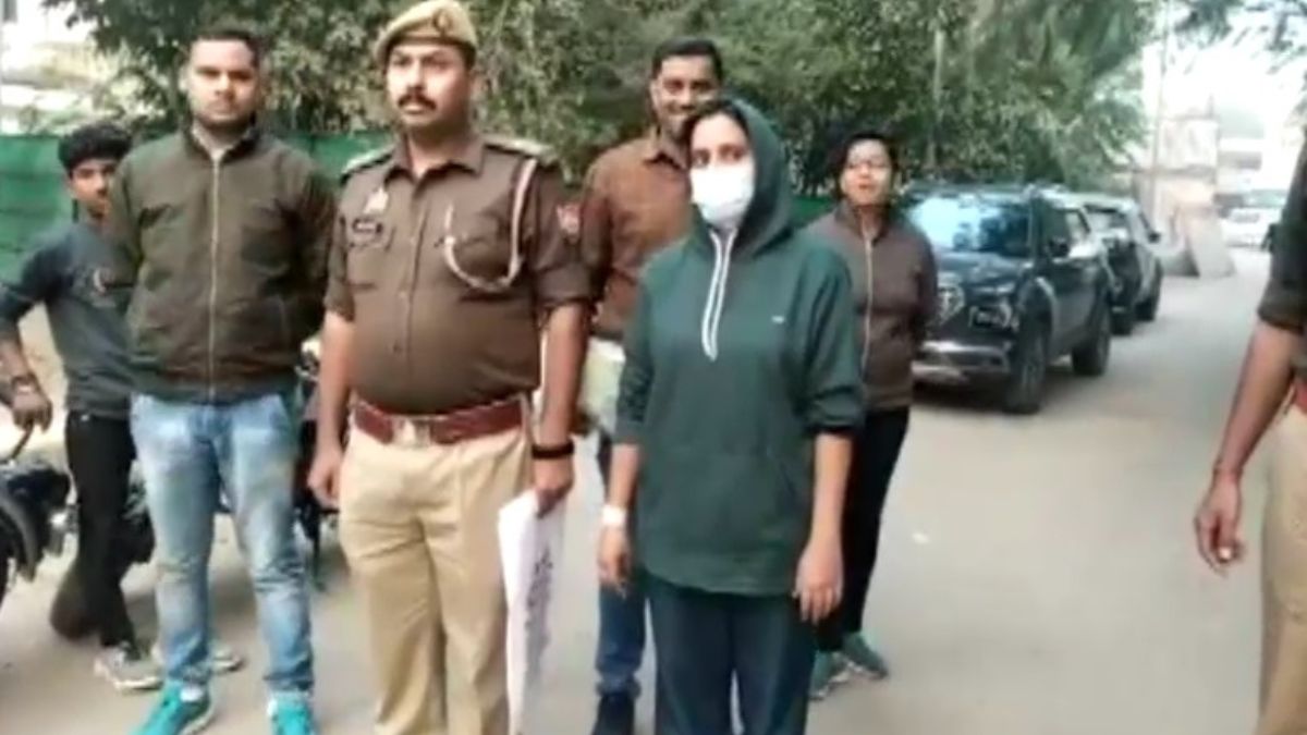 तीन करोड़ का बीमा, 45 करोड़ की जमीन पर थी पत्नी की नजर... राज मिस्त्री से शादी करने के लिए पति का कराया कत्ल तीन करोड़ का बीमा, 45 करोड़ की जमीन पर थी पत्नी की नजर... राज मिस्त्री से शादी करने के लिए पति का कराया कत्ल