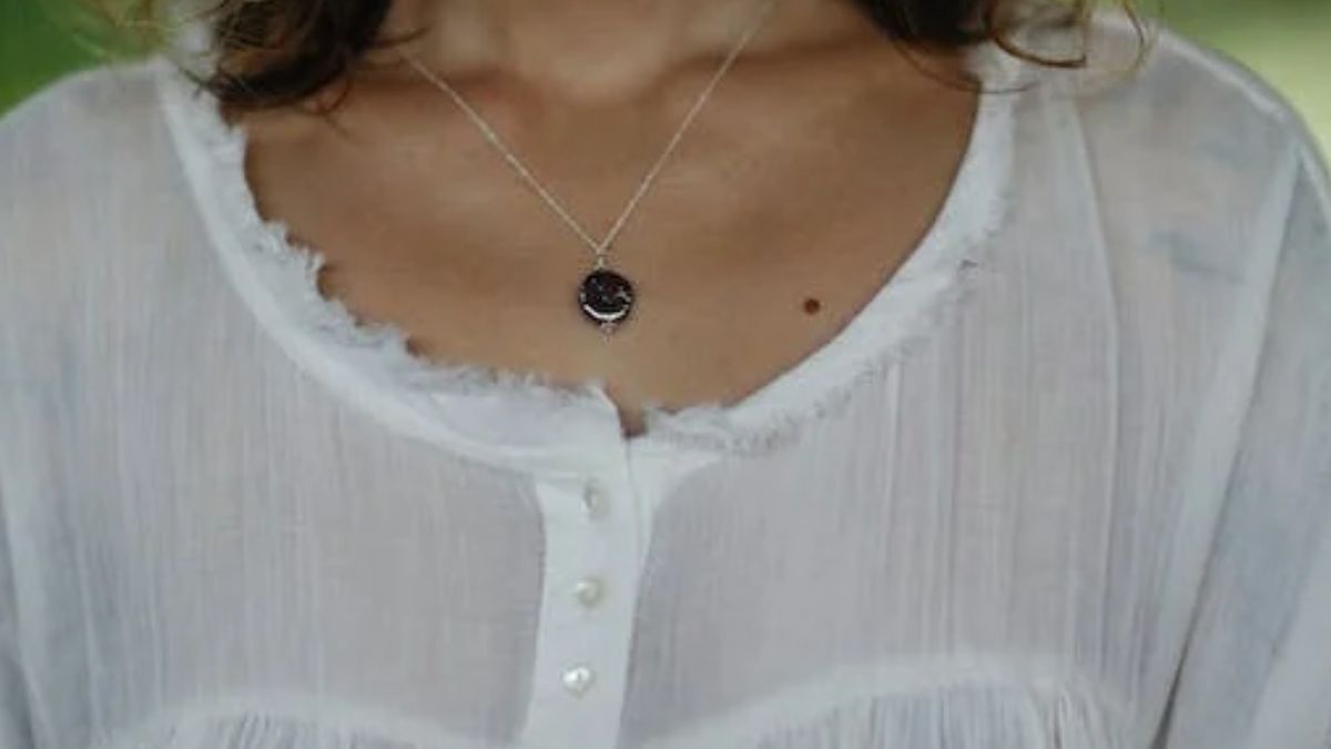 तिल पर लंबा बाल अच्छा माना जाता है (तस्वीर- Pexels) 