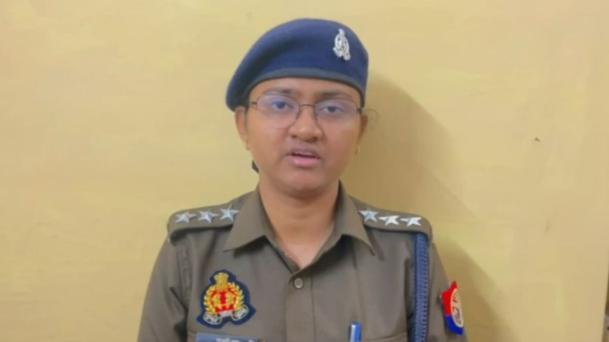 पेड़ से उलटा लटकाया, बेरहमी से पीटा और चोटों पर लगाई मिर्च... मोबाइल चोरी के शक में युवक से बर्बरता