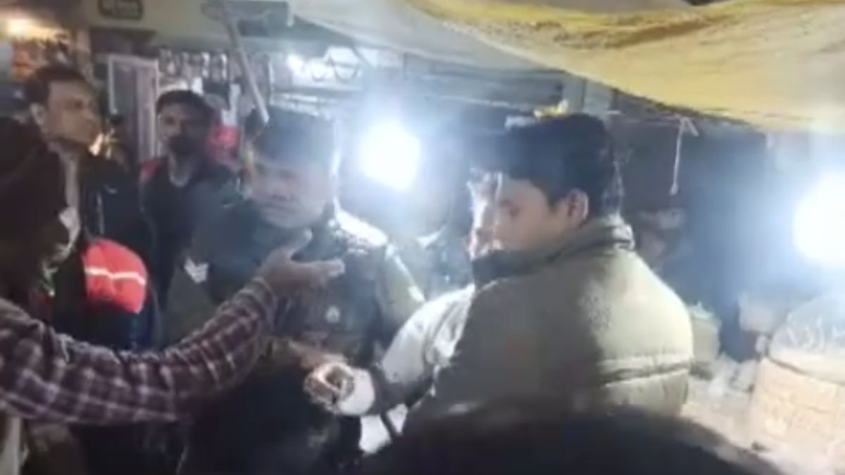 कोचिंग से लौट रही छात्रा से की छेड़छाड़, लोगों ने आरोपी युवक को पकड़कर जूते से पीटा