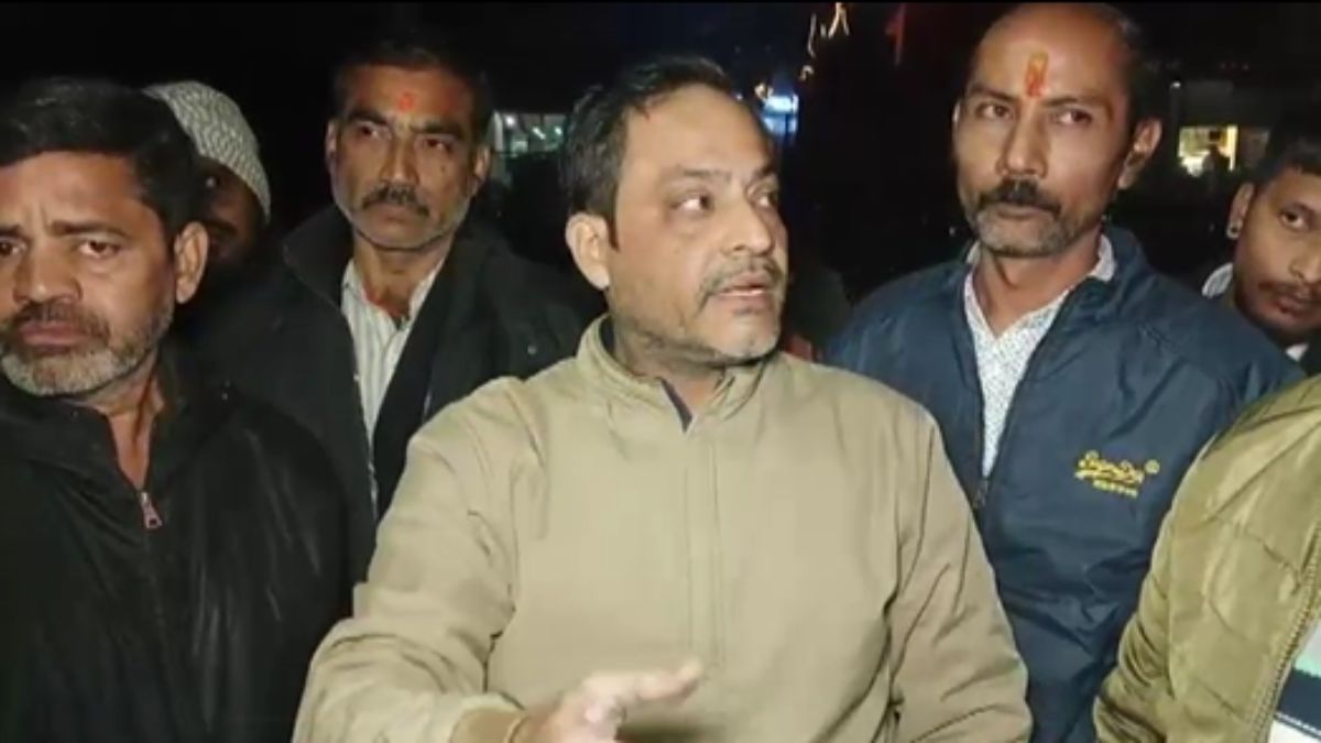 वीडियो बनाने पर पुलिस वाले ने व्यापारी को मारा थप्पड़, एसीपी बोलीं- तीन थानों का फोर्स लेकर आऊंगी वीडियो बनाने पर पुलिस वाले ने व्यापारी को मारा थप्पड़, एसीपी बोलीं- तीन थानों का फोर्स लेकर आऊंगी