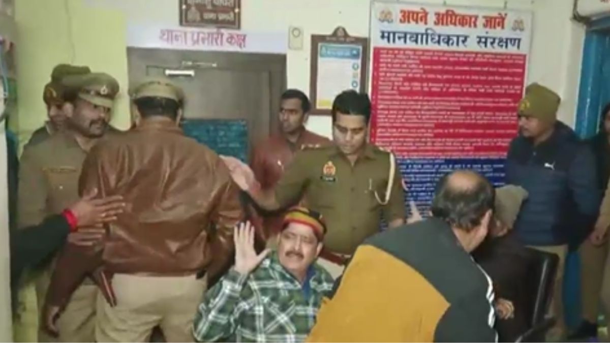 वीडियो बनाने पर पुलिस वाले ने व्यापारी को मारा थप्पड़, एसीपी बोलीं- तीन थानों का फोर्स लेकर आऊंगी वीडियो बनाने पर पुलिस वाले ने व्यापारी को मारा थप्पड़, एसीपी बोलीं- तीन थानों का फोर्स लेकर आऊंगी