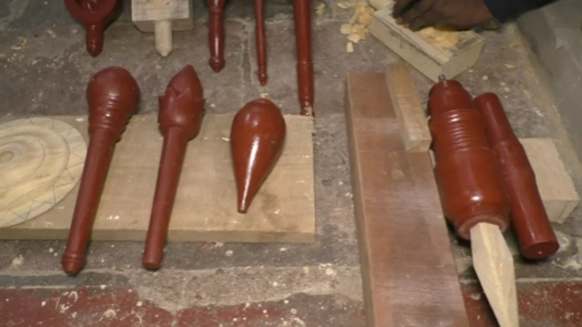 यज्ञ पात्र, अरणी मंथन, गदा, शंख, पद्म और चक्र... प्राण प्रतिष्ठा समारोह के लिए क्या-क्या तैयार कर रहे बनारस के हस्तशिल्पी