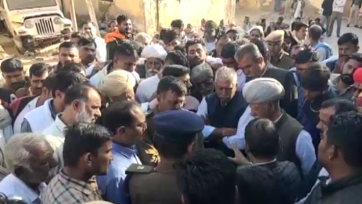 सोलर प्लांट में टेक्नीशियन की करंट से मौत, विरोध में लोगों ने दो दिन तक दिया धरना