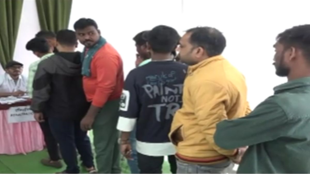 चेहरों पर मुस्कान, हाथों पर 'श्रीराम' के टैटू... अयोध्या में प्राण प्रतिष्ठा से पहले आर्टिस्ट का ऑफर