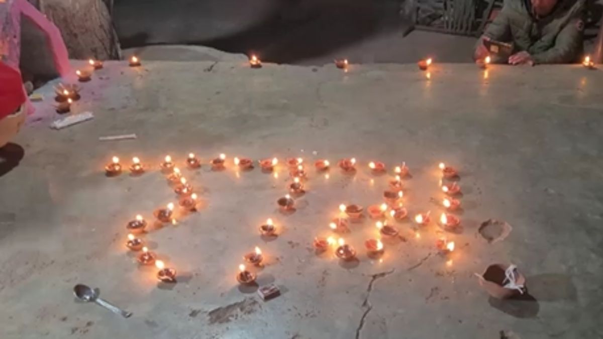 हर रोज दीपक जलाते हैं बस्ती के बच्चे. हर रोज दीपक जलाते हैं बस्ती के बच्चे.