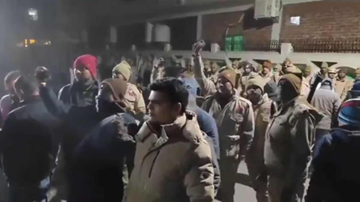 माफिया मुख्तार अंसारी के दो करीबियों के मकानों पर चला जिला प्रशासन का बुलडोजर