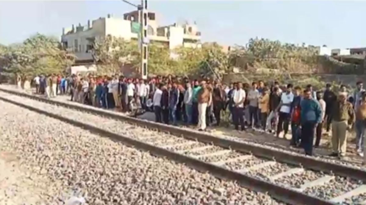 कुत्ते पीछे पड़े तो रेलवे ट्रैक पर पहुंच गए भाई-बहन, तभी आ गई ट्रेन, दोनों की मौत कुत्ते पीछे पड़े तो रेलवे ट्रैक पर पहुंच गए भाई-बहन, तभी आ गई ट्रेन, दोनों की मौत