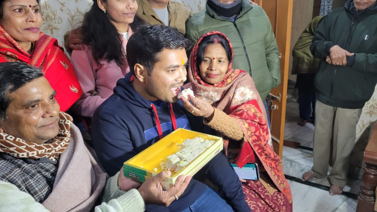 PCS Result: रेलवे में इंजीनियर की नौकरी छोड़ बना डिप्टी कलेक्टर, तीसरे अटेम्प्ट में सफलता PCS Result: रेलवे में इंजीनियर की नौकरी छोड़ बना डिप्टी कलेक्टर, तीसरे अटेम्प्ट में सफलता