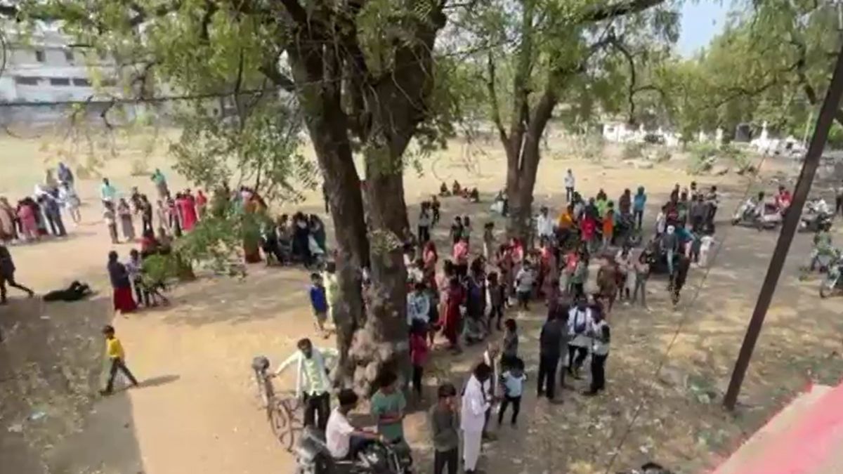 स्कूल की छत पर रखा था कैरीबैग, लड़कों ने खोलकर देखा तो उड़ गए होश, तुरंत बुलाई पुलिस