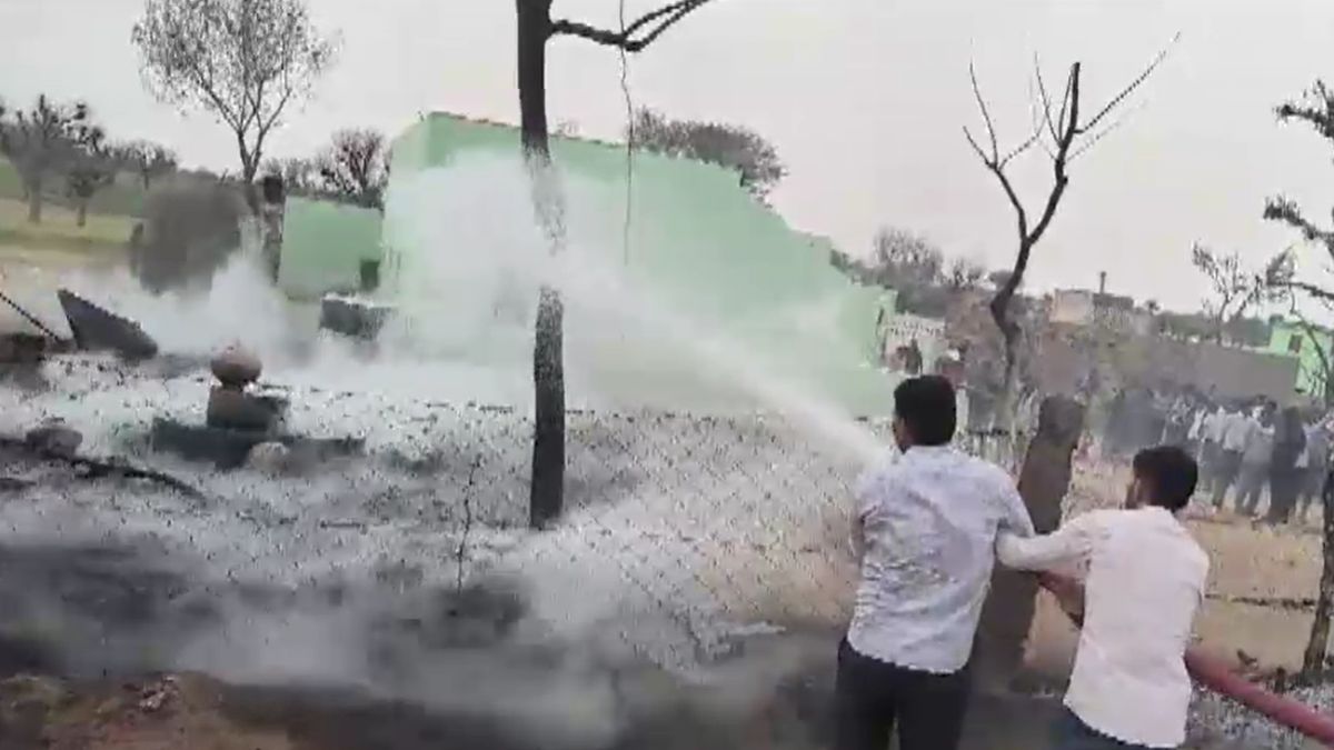 धमाकों से गूंजा आसमान, एक के बाद एक 11 सिलेंडर हुए ब्लास्ट... शादी वाले घर में जला दहेज का सामान धमाकों से गूंजा आसमान, एक के बाद एक 11 सिलेंडर हुए ब्लास्ट... शादी वाले घर में जला दहेज का सामान