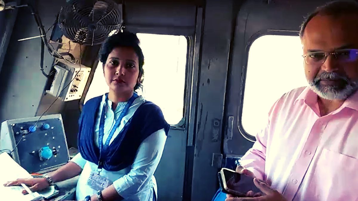 महिलाओं के हाथों में स्टेशन मैनेजमेंट... टिकट, यात्रियों की सुरक्षा और ट्रेन चलाने की मिली जिम्मेदारी महिलाओं के हाथों में स्टेशन मैनेजमेंट... टिकट, यात्रियों की सुरक्षा और ट्रेन चलाने की मिली जिम्मेदारी