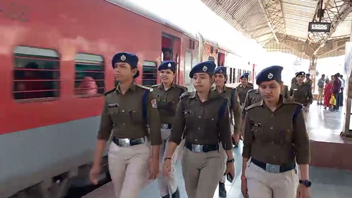 महिलाओं के हाथों में स्टेशन मैनेजमेंट... टिकट, यात्रियों की सुरक्षा और ट्रेन चलाने की मिली जिम्मेदारी महिलाओं के हाथों में स्टेशन मैनेजमेंट... टिकट, यात्रियों की सुरक्षा और ट्रेन चलाने की मिली जिम्मेदारी