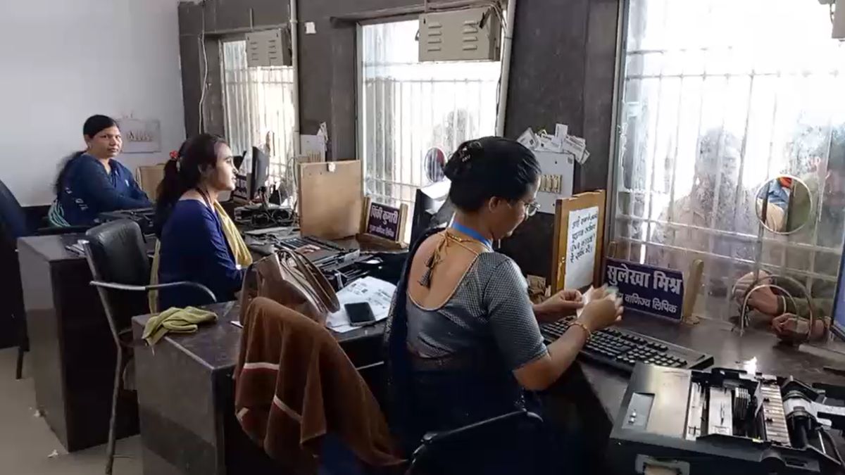 महिलाओं के हाथों में स्टेशन मैनेजमेंट... टिकट, यात्रियों की सुरक्षा और ट्रेन चलाने की मिली जिम्मेदारी महिलाओं के हाथों में स्टेशन मैनेजमेंट... टिकट, यात्रियों की सुरक्षा और ट्रेन चलाने की मिली जिम्मेदारी