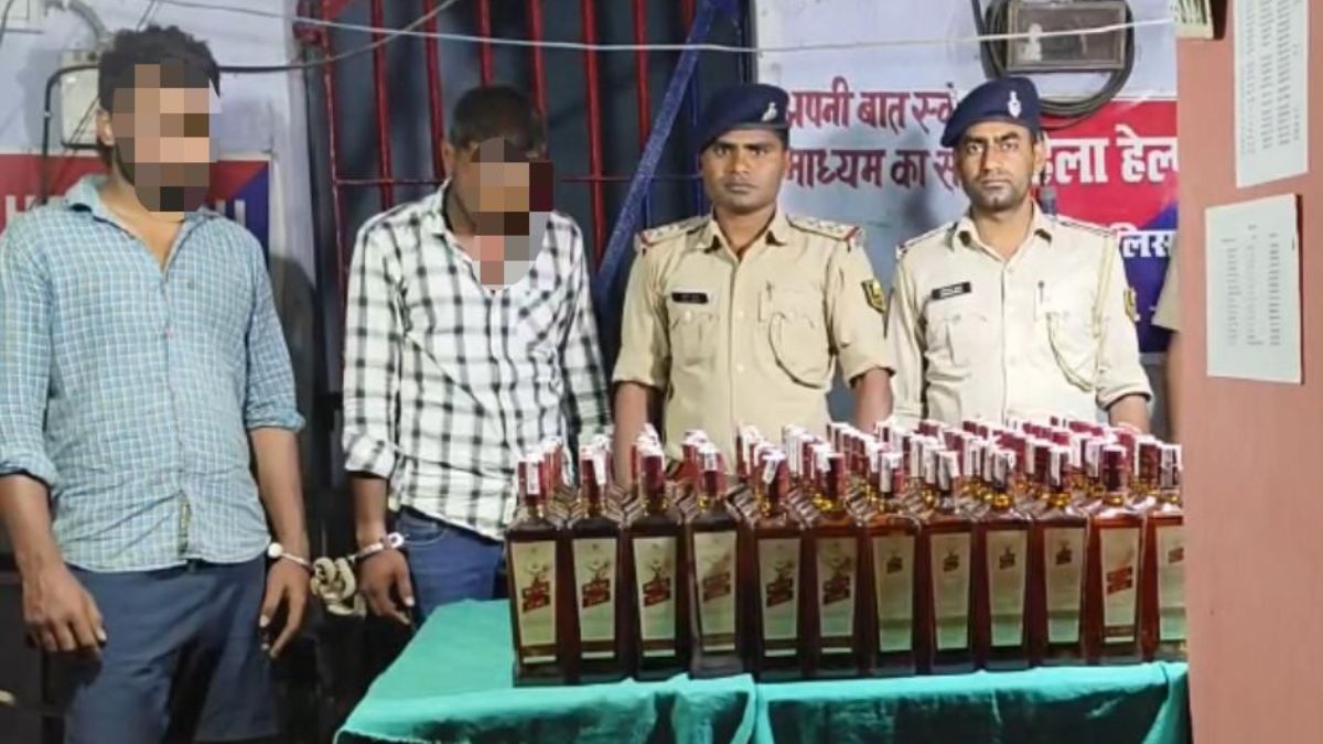 एंबुलेंस में नकली मरीज बनकर लेटा शराब तस्कर, सिर और पैर में बांधी पट्टी... सीट के नीचे छिपा रखी थीं बोतलें