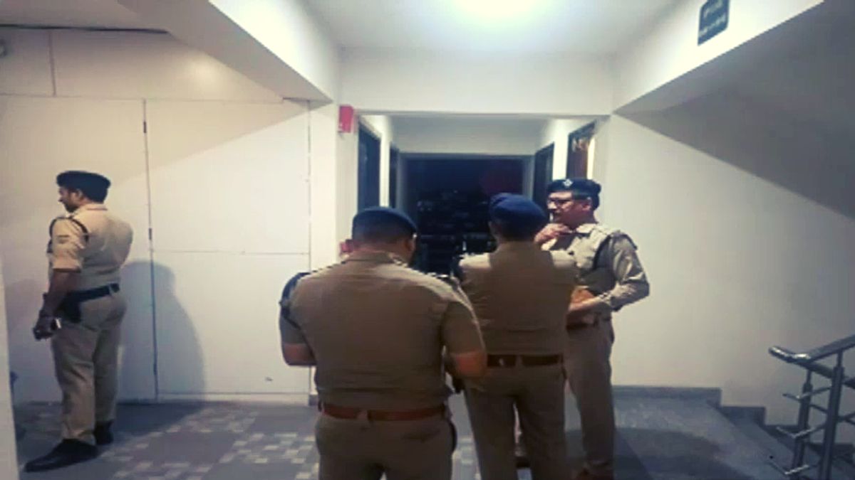 घर में घुसकर बनाया बंधक, लाखों लूटे... फिर फोन का वॉलपेपर देख घबरा गए बदमाश