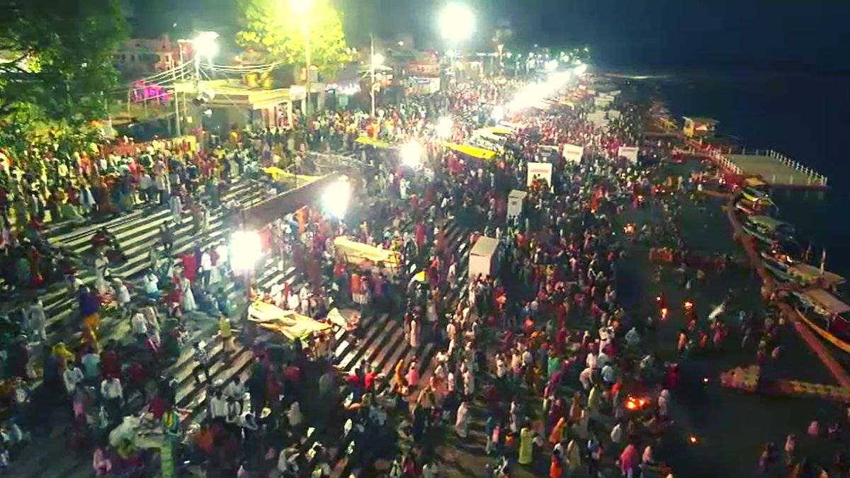 सरयू घाट पर आरती, जयकारों की गूंज... राम नवमी पर अयोध्या में उमड़ा सैलाब, रात साढ़े तीन बजे से शुरू हुए रामलला के दर्शन सरयू घाट पर आरती, जयकारों की गूंज... राम नवमी पर अयोध्या में उमड़ा सैलाब, रात साढ़े तीन बजे से शुरू हुए रामलला के दर्शन