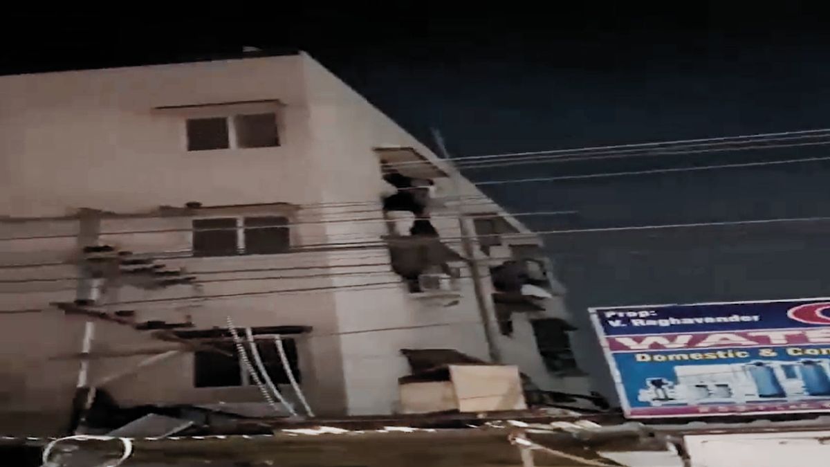 OYO होटल में लग गई आग, कमरों में मौजूद लोग भागे... फायर ब्रिगेड ने 8 से ज्यादा लोगों को बचाया OYO होटल में लग गई आग, कमरों में मौजूद लोग भागे... फायर ब्रिगेड ने 8 से ज्यादा लोगों को बचाया