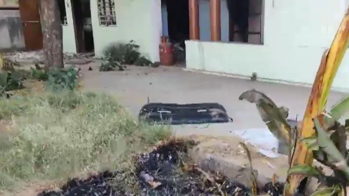 महिला की हत्या के आरोपी का घर फूंका, वाहन तोड़े, पुलिस पर भी किया पथराव... हमले से पहले हुई थी पंचायत