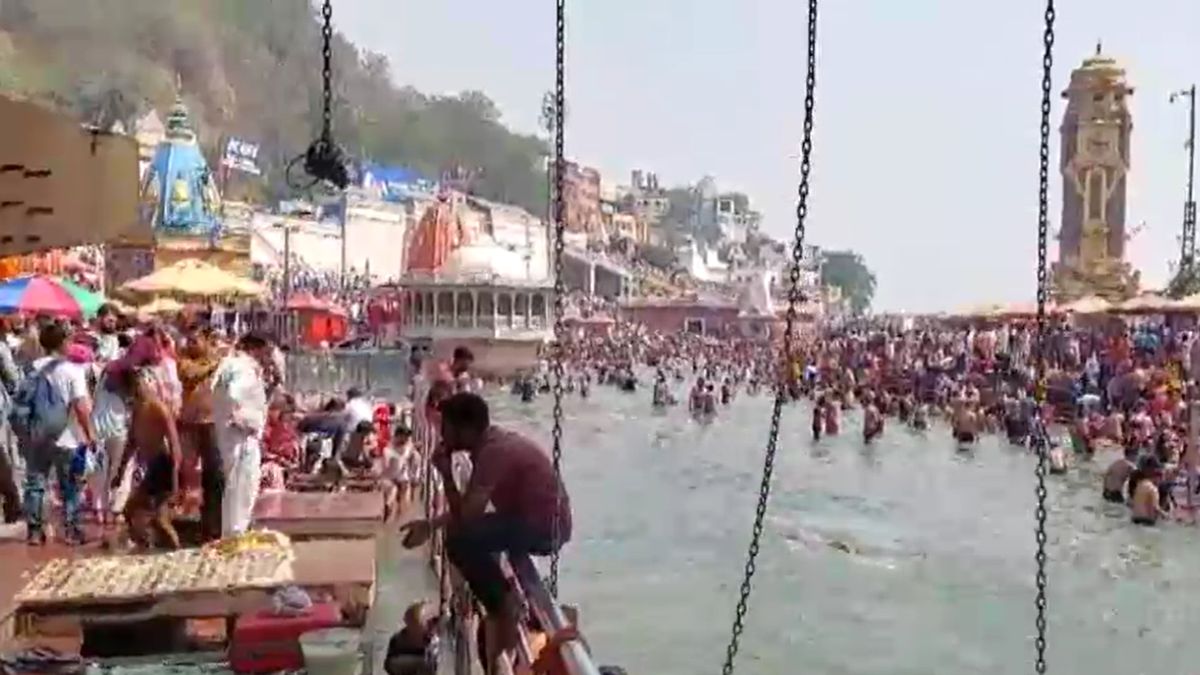 हरिद्वार पहुंचे पाकिस्तानी हिंदू, मां गंगा में विसर्जित कीं पूर्वजों की अस्थियां, बोले- कई साल से इंतजार था