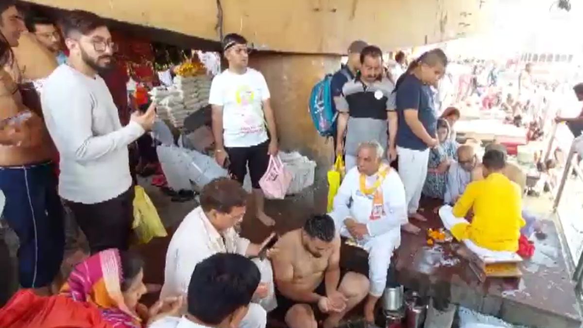 हरिद्वार पहुंचे पाकिस्तानी हिंदू, मां गंगा में विसर्जित कीं पूर्वजों की अस्थियां, बोले- कई साल से इंतजार था