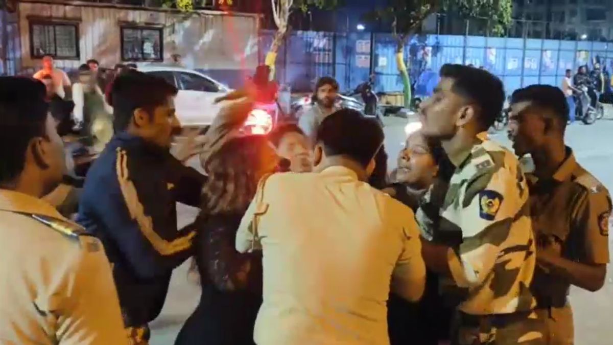 नशे में टल्ली लड़कियों का हाई वोल्टेज ड्रामा, पुलिस की वर्दी पकड़कर की बदसलूकी, Video