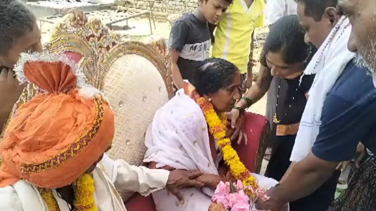 बेटों ने 80 साल के पिता के लिए ढूंढ़ी 65 साल की दुल्हन, फिर धूमधाम से कराई शादी