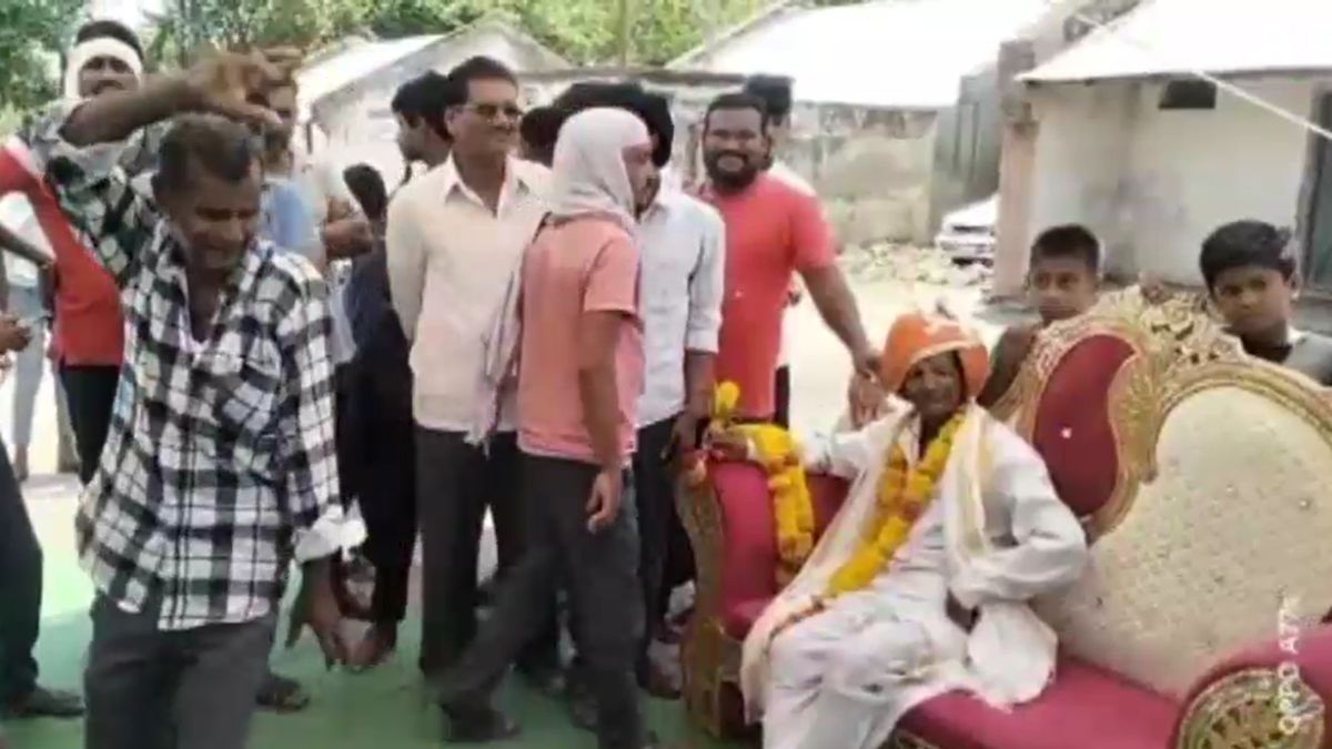 बेटों ने 80 साल के पिता के लिए ढूंढ़ी 65 साल की दुल्हन, फिर धूमधाम से कराई शादी