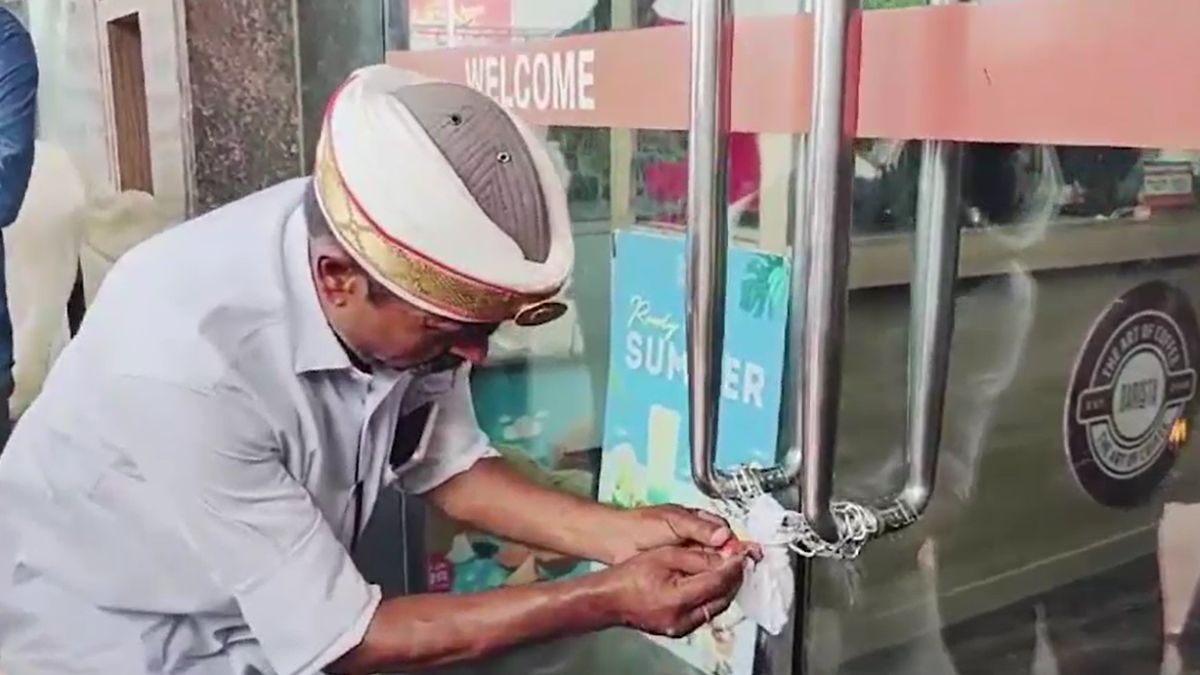 खा रहे थे कढ़ाई पनीर, ग्रेवी में अचानक निकल आई चिकन की हड्डी, होटल हवेली सील