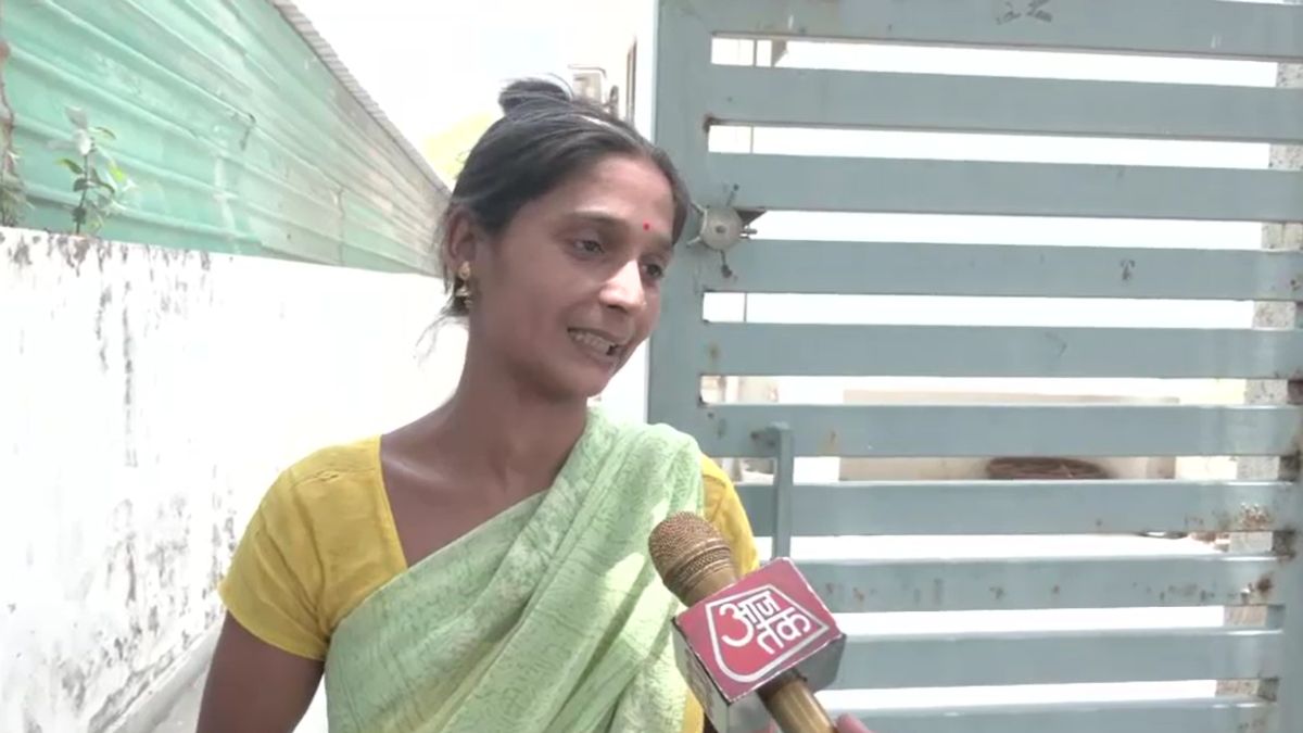 'खटाखट' पैसे वाली स्कीम को लेकर लखनऊ में कांग्रेस दफ्तर पहुंची महिलाएं... गारंटी कार्ड को लेकर क्या बोले लोग