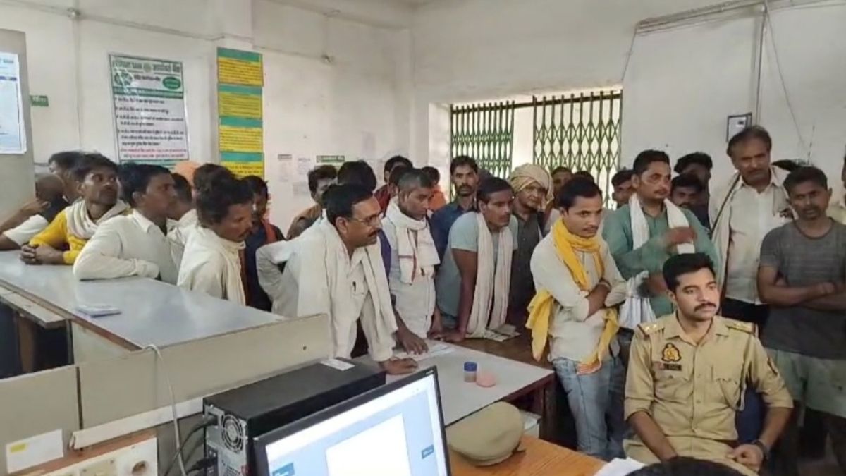 मजदूरों-किसानों के खातों से अचानक पैसा गायब... ग्रामीणों ने हंगामा कर बैंक कर्मियों से मांगी राशि मजदूरों-किसानों के खातों से अचानक पैसा गायब... ग्रामीणों ने हंगामा कर बैंक कर्मियों से मांगी राशि