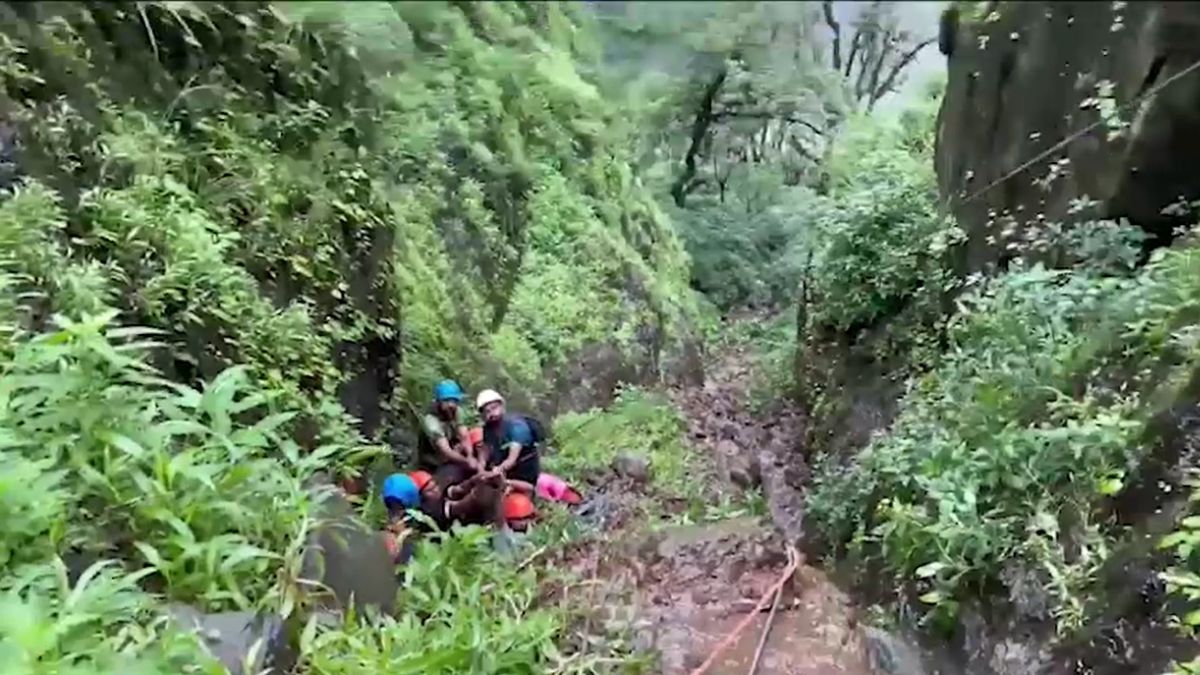 मुंबई में Reel बना रही थी 27 साल की इन्फ्लुएंसर, 300 फीट गहरी खाई में गिरने से मौत मुंबई में Reel बना रही थी 27 साल की इन्फ्लुएंसर, 300 फीट गहरी खाई में गिरने से मौत