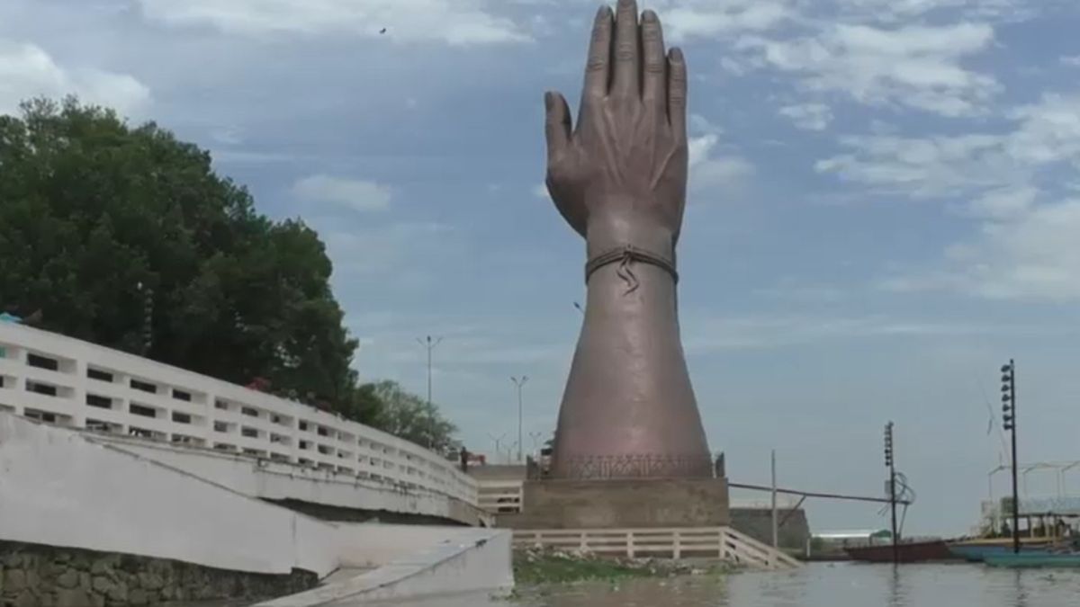 वाराणसी में गंगा का लगातार बढ़ रहा जलस्तर, सभी पक्के घाट डूबे