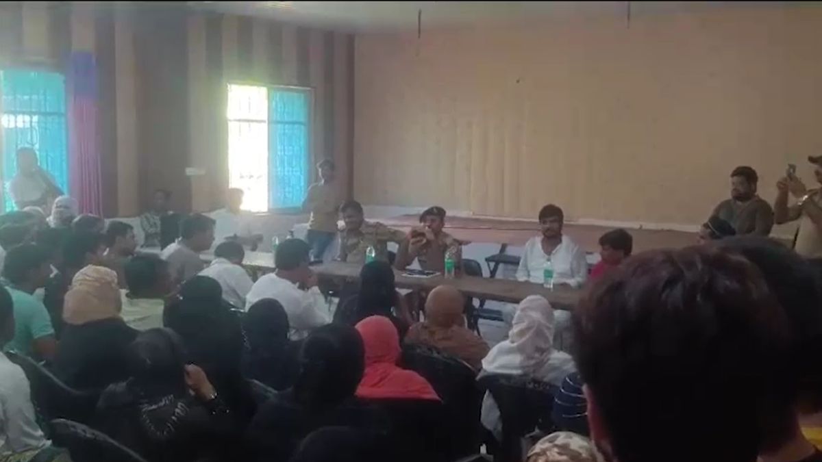 15 दिन में पैसे डबल, कुछ लोगों को दिए भी... फिर सैकड़ों लोगों के करोड़ों रुपये लेकर फरार हो गई कंपनी 15 दिन में पैसे डबल, कुछ लोगों को दिए भी... फिर सैकड़ों लोगों के करोड़ों रुपये लेकर फरार हो गई कंपनी