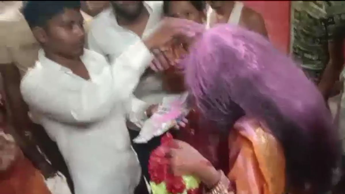 रेलवे में नौकरी लगते ही बदल गया प्रेमी, लड़की ने मंदिर में मिलने बुलाया और जबरन कर ली शादी रेलवे में नौकरी लगते ही बदल गया प्रेमी, लड़की ने मंदिर में मिलने बुलाया और जबरन कर ली शादी