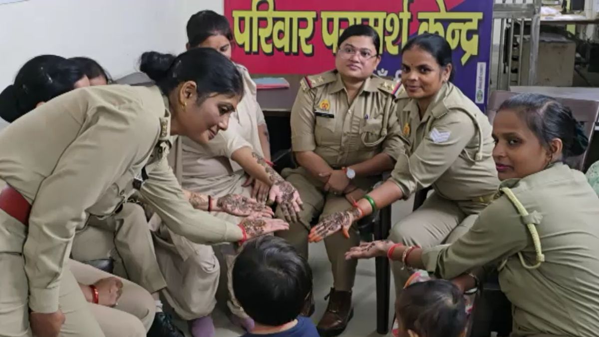 महिला पुलिसकर्मियों ने थाने में रचाई पिया के नाम की मेहंदी, ड्यूटी के साथ रखेंगी करवा चौथ का व्रत