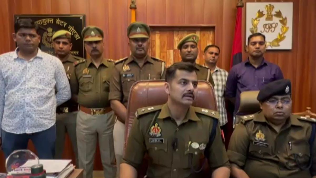 कैलिफोर्निया से मंगवाए बीज, गमलों में उगाए पौधे और हर महीने ढाई लाख की कमाई... फ्लैट में गांजा उगाने वाले राहुल की पूरी कहानी कैलिफोर्निया से मंगवाए बीज, गमलों में उगाए पौधे और हर महीने ढाई लाख की कमाई... फ्लैट में गांजा उगाने वाले राहुल की पूरी कहानी