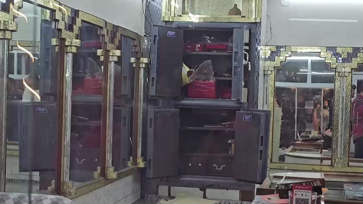 यमुनानगर: ज्वेलरी शॉप में गन प्वाइंट पर लूटपाट... दुकानदार को मारी गोली यमुनानगर: ज्वेलरी शॉप में गन प्वाइंट पर लूटपाट... दुकानदार को मारी गोली