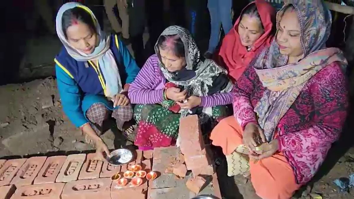 संभल:  जहां बन रही पुलिस चौकी, वहां महिलाओं ने की पूजा, नवग्रह बनाकर जलाए दीप