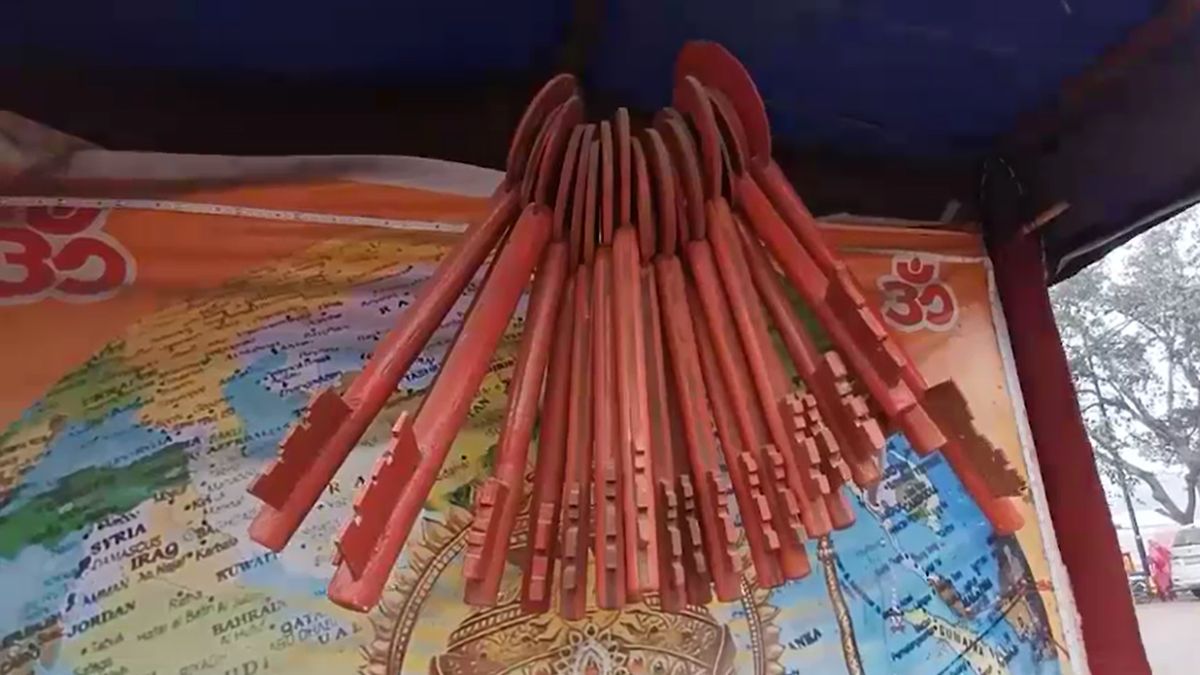 कुंभ नगरी में छाए 'चाबी वाले बाबा'... 20KG की चाबी लेकर करते हैं यात्रा, क्या है इसके पीछे का रहस्य?