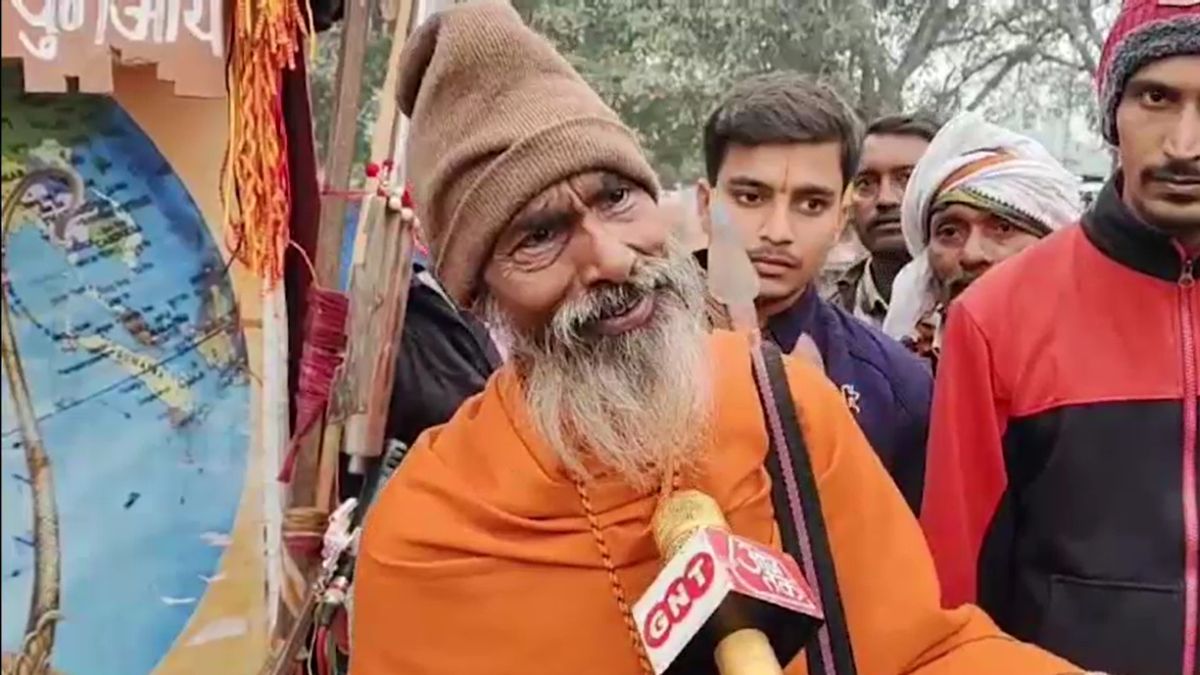 कुंभ नगरी में छाए 'चाबी वाले बाबा'... 20KG की चाबी लेकर करते हैं यात्रा, क्या है इसके पीछे का रहस्य?