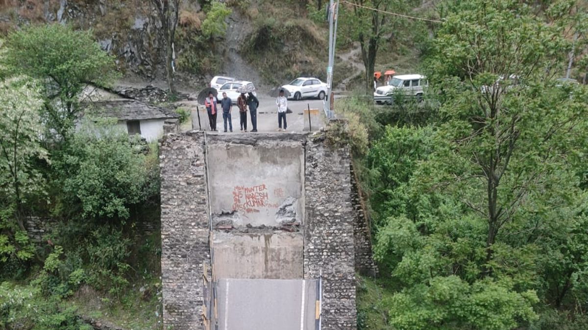 कुल्लू में मंगलौर पुल ढहा, सीमेंट से लदा ट्रक नदी में गिरा, चालक बाल-बाल बचा, वाहनों की आवाजाही बंद कुल्लू में मंगलौर पुल ढहा, सीमेंट से लदा ट्रक नदी में गिरा, चालक बाल-बाल बचा, वाहनों की आवाजाही बंद