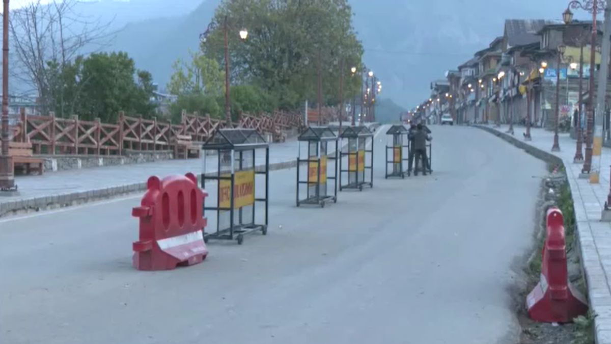 सड़कों पर सन्नाटा, दुकानों पर ताले और दहशत के निशान... पहलगाम में आतंकी हमले के बाद कैसे हैं हालात सड़कों पर सन्नाटा, दुकानों पर ताले और दहशत के निशान... पहलगाम में आतंकी हमले के बाद कैसे हैं हालात