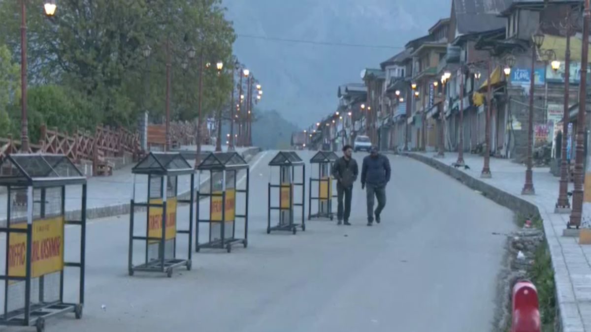 सड़कों पर सन्नाटा, दुकानों पर ताले और दहशत के निशान... पहलगाम में आतंकी हमले के बाद कैसे हैं हालात सड़कों पर सन्नाटा, दुकानों पर ताले और दहशत के निशान... पहलगाम में आतंकी हमले के बाद कैसे हैं हालात