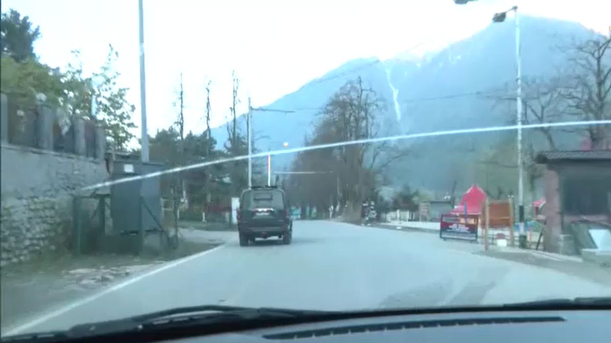 सड़कों पर सन्नाटा, दुकानों पर ताले और दहशत के निशान... पहलगाम में आतंकी हमले के बाद कैसे हैं हालात सड़कों पर सन्नाटा, दुकानों पर ताले और दहशत के निशान... पहलगाम में आतंकी हमले के बाद कैसे हैं हालात